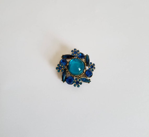 Vintage blue rhinestone brooch lucite center blue… - image 2