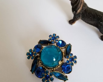 Vintage blue rhinestone brooch lucite center blue flowers free shipping to USA