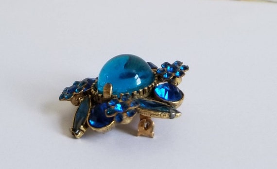 Vintage blue rhinestone brooch lucite center blue… - image 3