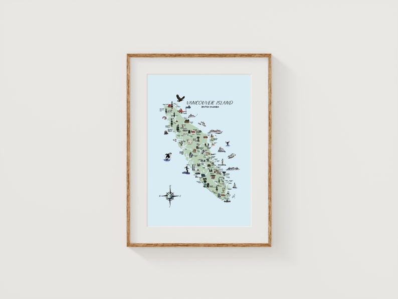 K&ouml;nnte beinhalten: Gerahmter Druck von Vancouver Island, British Columbia, auf hellblauem Hintergrund. Die Karte zeigt eine gr&uuml;ne Landmasse mit illustrierten Symbolen, die Sehensw&uuml;rdigkeiten und Aktivit&auml;ten darstellen. Die Worte "Vancouver Island" und "British Columbia" stehen oben.