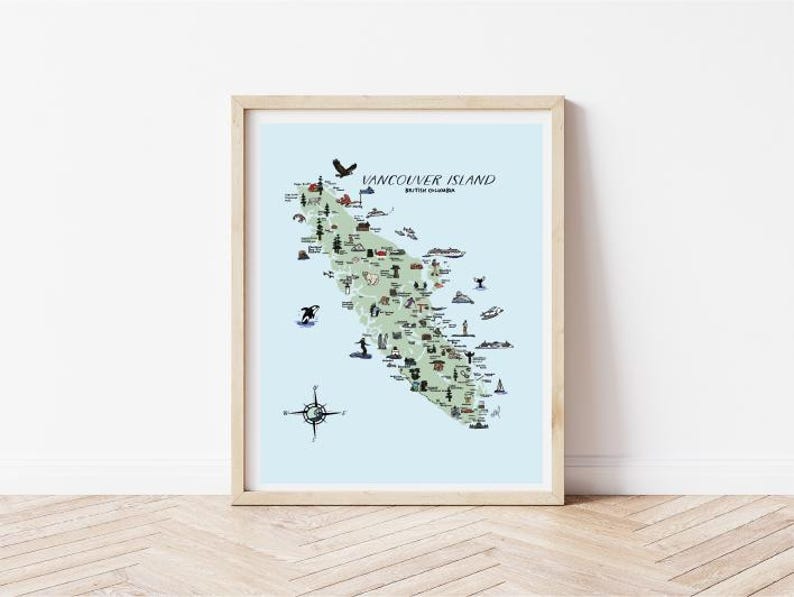 K&ouml;nnte beinhalten: Ein gerahmter Druck von Vancouver Island, British Columbia, Kanada. Die Karte ist gr&uuml;n mit blauem Wasser und zeigt Illustrationen von Sehensw&uuml;rdigkeiten und Wildtieren. Der Text "Vancouver Island" und "British Columbia" steht oben. Der Rahmen ist hellbraun.