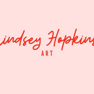 K&ouml;nnte beinhalten: Hellrosa Hintergrund mit dem Schriftzug "Lindsey Hopkins" in roter Schreibschrift und dem Wort "ART" in kleineren roten Gro&szlig;buchstaben darunter. Das Design ist schlicht und elegant.