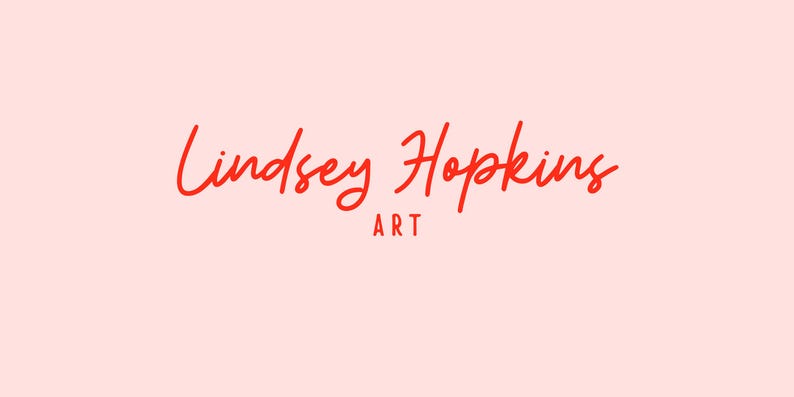 K&ouml;nnte beinhalten: Hellrosa Hintergrund mit dem Schriftzug "Lindsey Hopkins" in roter Schreibschrift und dem Wort "ART" in kleineren roten Gro&szlig;buchstaben darunter. Das Design ist schlicht und elegant.