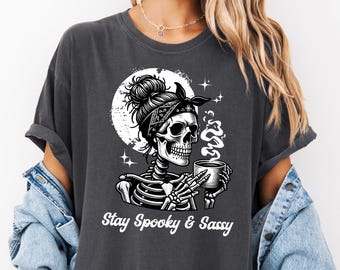 Bleib Spooky Comfort Farben Shirt: Halloween Skelett Tee