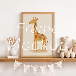Puede incluir: Una impresión enmarcada con una ilustración de jirafa en tonos marrón y beige. La obra de arte se exhibe en una estantería de madera con elementos decorativos, incluyendo un jarrón con flores secas y osos de peluche. El texto "Frame Mockup" está superpuesto.