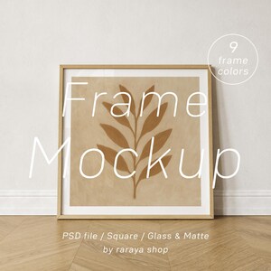 Puede incluir: Maqueta de impresión artística enmarcada cuadrada con un marco de madera marrón claro. La obra de arte presenta un diseño de hojas marrones sobre un fondo beige. El texto de la imagen dice "Frame Mockup" y "9 colores de marco".