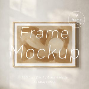 Op de afbeelding: Een ingelijste kunstafdruk mockup met abstracte beige en bruine penseelstreken. De lijst is van licht hout. De afbeelding bevat de tekst "Frame Mockup" en "9 frame colors". Rechthoekig formaat.