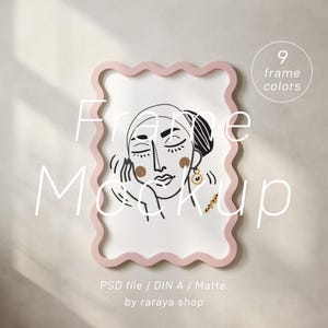 Peut inclure: Un cadre rose avec un bord ondulé entoure une illustration en noir et blanc d'un visage de femme. Le texte "Frame Mockup" est écrit en grandes lettres sur l'image. Le texte "9 frame colors" est écrit dans un cercle dans le coin supérieur droit de l'image. Le texte "PSD file / DIN A / Matte. by raraya shop" est écrit en bas de l'image.
