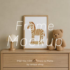Könnte beinhalten: Ein gerahmter Druck mit einer Zebra-Illustration in Braun- und Beigetönen. Der helle Holzrahmen steht auf einer Holzkommode, zusammen mit einer Lampe und einem Teddybär. Der Text auf dem Rahmen lautet "Frame Mockup".