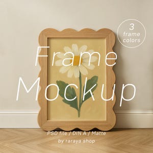 Könnte beinhalten: Ein Mockup eines Holzrahmens mit einem gewellten Rand. Der Rahmen hält einen Druck einer weißen Gänseblümchen mit gelber Mitte auf hellgelbem Hintergrund. Der Text "Frame Mockup" ist in Weiß auf dem Bild geschrieben. Der Text "3 frame colors" ist in Weiß auf einem weißen Kreis mit schwarzem Umriss geschrieben. Der Text "PSD file / DIN A / Matte by raraya shop" ist in Schwarz auf weißem Hintergrund geschrieben.