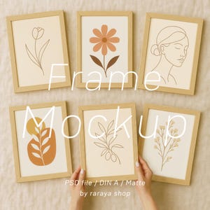 Peut inclure: Une maquette de six cadres en bois avec un passe-partout blanc, chacun affichant un design minimaliste d'art linéaire différent. Les cadres sont disposés en grille sur une surface beige. Le texte "Frame Mockup" est écrit en lettres blanches au milieu de l'image. Le texte "PSD file / DIN A / Matte by raraya shop" est écrit en lettres noires en bas de l'image.