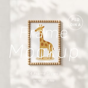 Può includere: Una stampa incorniciata con un'illustrazione di giraffa nei toni del giallo e del marrone. La cornice è realizzata con piccole perline di legno rotonde. Le parole "Frame Mockup", "4 Frame Styles" e "by raraya shop" sono scritte in bianco.