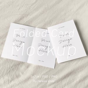 5x7 Faltkarte Mockup auf Stoff, Einladungskarte Mockup Bundle, Gruß Nahaufnahme Vorlage PSD Artwork, Faltkarte PSD Vorlage, 2 Postkarte