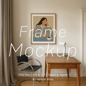 Puede incluir: Una impresión artística enmarcada que representa a una mujer sentada en una mesa con una taza de café. La obra de arte está en un marco de madera, y la escena está ambientada en una habitación con una silla y una mesa. El texto "Frame Mockup" está superpuesto.