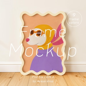 Op de afbeelding: Een ingelijste kunstdruk met een gestileerde hond met een zonnebril, een gele hoofddoek en een paarse top. Het kunstwerk heeft een perzikkleurige achtergrond en een crèmekleurige, golvende lijst. De tekst "Frame Mockup" is zichtbaar.