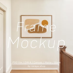 Könnte beinhalten: Ein gerahmtes Kunstwerk mit abstrakten Formen in Beige- und Brauntönen hängt an einer weißen Wand. Das Kunstwerk befindet sich in einem Holzrahmen. Der Text "Frame Mockup" ist auf dem Bild überlagert. Der Text "PSD file / DIN A / Canvas / Matte / Glass by raraya shop" befindet sich darunter.