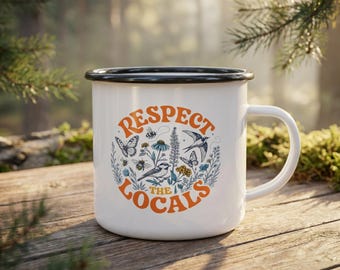 Taza de camping esmaltada con aves silvestres y flores polinizadoras, taza de café para exteriores. Respeta a los lugareños.