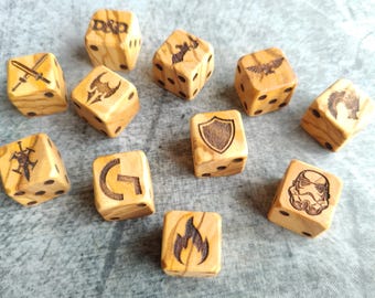 Dadi in legno d&#39;ulivo personalizzati / Simbolo o logo personalizzato su qualsiasi faccia / Dadi in legno incisi per regali o giochi