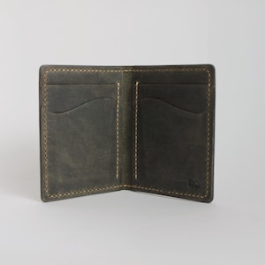 Vetra - Tarjetero de piel color oliva, hecho a mano. Billetera fina bicolor para hombre. Billetera plegable compacta y minimalista con aspecto vintage.