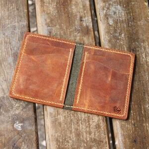 Tarjetero de cuero hecho a mano, billetera delgada plegable, tarjetero minimalista de dos tonos, regalo rústico y vintage cosido a mano para hombre.