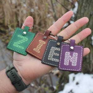 Porte-clés en cuir personnalisé, cadeau monogramme personnalisé, porte-clés minimaliste fabriqué à la main en 9 couleurs, porte-clés initial