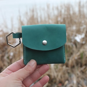 Monedero de cuero hecho a mano para mujer: Monedero pequeño con broche y llavero: Tarjetero compacto y monedero, ideal para regalar, regalo minimalista para ella.