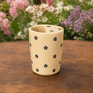 Taza de viaje de cerámica hecha a mano, taza de café con estampado floral color crema, vaso de cerámica artesanal con tapa.