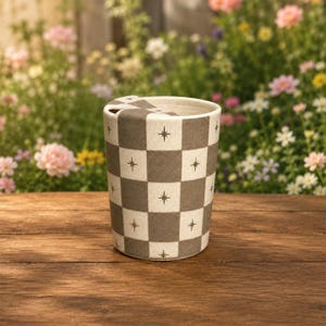 Taza de cerámica hecha a mano con diseño de tablero de ajedrez y estrellas doradas, taza de café de viaje acogedora. imagen 6