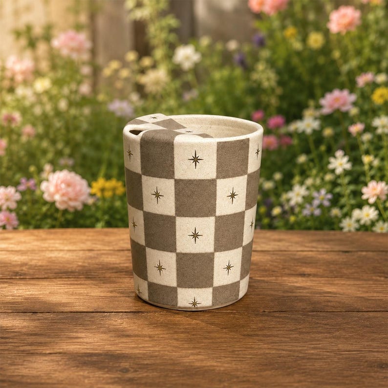 Taza de cerámica hecha a mano con diseño de tablero de ajedrez y estrellas doradas, taza de café de viaje acogedora. imagen 6