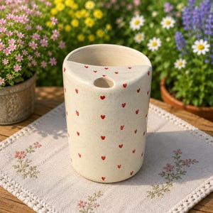 Tazza da viaggio in ceramica con cuore dipinto a mano, tazza da caffè maculata fatta a mano, bicchiere in ceramica, regalo romantico per lei