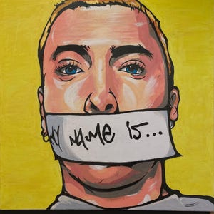 Puede incluir: Una pintura de una persona con la boca cubierta por un trozo de cinta con las palabras "MY NAME IS..." escritas en ella. El fondo es amarillo.