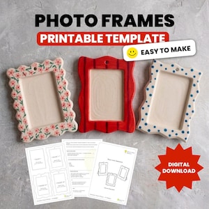 Puede incluir: Tres marcos de fotos rectangulares con bordes festoneados, con patrones de flores rosas, rayas verticales rojas y lunares azules. Debajo hay hojas de instrucciones y plantillas impresas para estos marcos, marcadas como descarga digital.
