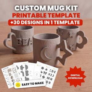 Puede incluir: Un kit de tazas personalizadas con una plantilla imprimible. La imagen muestra tres tazas grises con diseños de asa únicos, incluyendo un corazón, una estrella y una flor. Se incluyen plantillas de diseño y el texto "+30 DESIGNS IN 1 TEMPLATE", "EASY TO MAKE" y "DIGITAL DOWNLOAD".