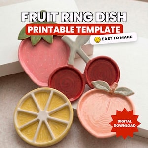 Może przedstawiać: Zestaw ceramicznych naczyń na pierścionki w kształcie owoców. Zestaw zawiera truskawkę, wiśnię, plaster cytryny i brzoskwinię. Naczynia są w odcieniach różu, czerwieni i żółci. Tekst na zdjęciu brzmi "FRUIT RING DISH PRINTABLE TEMPLATE" i "EASY TO MAKE".