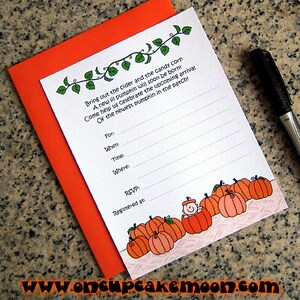 Puede incluir: Una invitaci&oacute;n imprimible con un tema oto&ntilde;al. La invitaci&oacute;n presenta una vid con hojas verdes, una peque&ntilde;a persona en una calabaza y una fila de calabazas. El texto dice: "Bring out the cider and the candy corn. A new lil pumpkin will soon be born! Come help us celebrate the upcoming arrival of the newest pumpkin in the patch!"  Para: Cu&aacute;ndo: Hora: D&oacute;nde: RSVP: Registrado en: www.oncupcakemoon.com