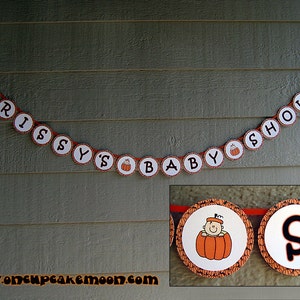 Puede incluir: Una pancarta de baby shower con tem&aacute;tica de calabaza con el texto "Chrissy's Baby Shower" en letras naranja y negras sobre un fondo blanco. La pancarta est&aacute; enhebrada con una cinta naranja y blanca y presenta peque&ntilde;as ilustraciones de calabazas.