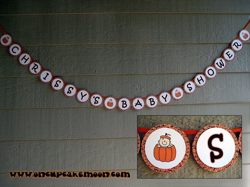 Puede incluir: Una pancarta de baby shower con tem&aacute;tica de calabaza con el texto "Chrissy's Baby Shower" en letras naranja y negras sobre un fondo blanco. La pancarta est&aacute; enhebrada con una cinta naranja y blanca y presenta peque&ntilde;as ilustraciones de calabazas.