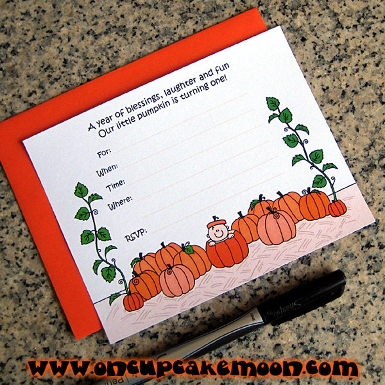 Puede incluir: Una invitaci&oacute;n imprimible para una fiesta de primer cumplea&ntilde;os con tem&aacute;tica de calabaza. La invitaci&oacute;n presenta un beb&eacute; de dibujos animados en un campo de calabazas con el texto "A year of blessings, laughter and fun Our little pumpkin is turning one!" y espacio para completar los detalles de la fiesta.