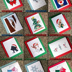 Pode incluir: Doze designs de cartões de Natal com vários animais de inverno e temas natalinos. Os cartões são impressos em cartão branco com envelopes verdes e vermelhos.