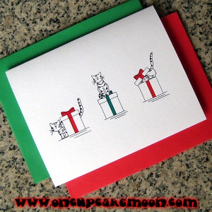 simpatico trio di gatti con regali rossi e verdi biglietti di auguri natalizi (interni vuoti o stampati personalizzati) con buste - set da 5 o set da 10