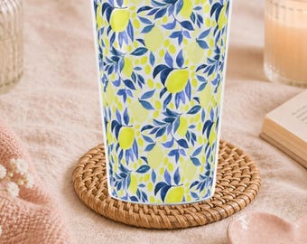 Vaso de verano con diseño de limón y pajita reutilizable.