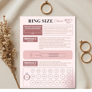 Könnte beinhalten: Eine Ringgrößentabelle mit Anweisungen zum Messen der Fingergröße. Die Tabelle enthält einen Papiermesser und eine Methode zum Messen eines vorhandenen Rings. Goldringe sind im Hintergrund abgebildet. Die Tabelle verwendet Zoll.