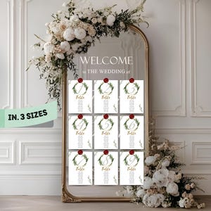 Może przedstawiać: Plan rozmieszczenia gości weselnych z napisem "WELCOME to THE WEDDING of" nad dziewięcioma kartami stołu. Każda karta jest ponumerowana i ozdobiona zielonym wieńcem i czerwoną pieczęcią woskową. Widoczne są również słowa "IN. 3 SIZES".