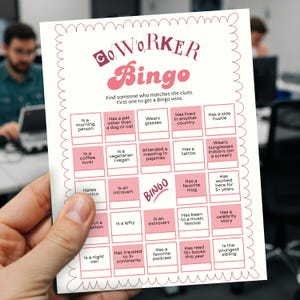 Pode incluir: Um cartão de jogo Bingo CoWorker rosa e branco com uma borda ondulada. O cartão apresenta vários avisos como "É um amante de café" e "Tem uma tatuagem". O texto "CoWorker Bingo" está em uma fonte retrô.