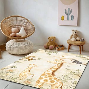 Può includere: Un tappeto beige e marrone con un design di giraffa, due scimmie e una piccola giraffa. Il tappeto ha uno sfondo marrone chiaro con foglie verdi e fiori.