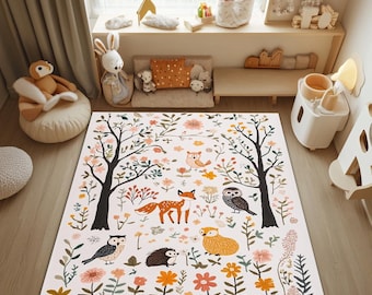 Puede incluir: Una alfombra de juego blanca con un tema de bosque. La alfombra presenta una variedad de animales, incluidos búhos, zorros, erizos y ardillas. Los animales están rodeados de árboles, flores y hojas. La alfombra es perfecta para que los niños jueguen y aprendan sobre la naturaleza.