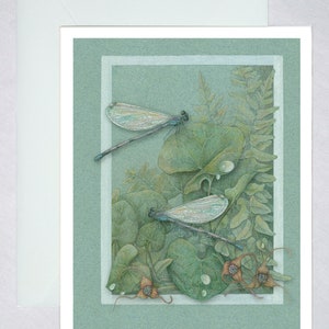 Mouche danseuse variable et gingembre sauvage dans les fougères. Cartes de correspondance de style botanique - entomologie, botanique, fleurs sauvages. Conception verticale