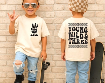 Young Wild Three verjaardagsshirt, aangepaste 3e verjaardagsnaam kindershirt, feestcadeau verjaardag jongen, sweater driejarige verjaardag