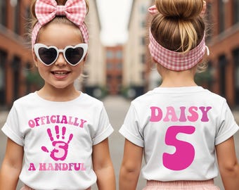 Gepersonaliseerd T-shirt met de tekst "Officially a Handful", T-shirt als cadeau voor een 5e verjaardag, T-shirt voor een verjaardagsfeestje voor jongens en meisjes.
