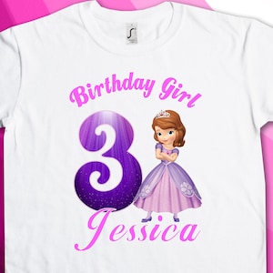 Peut inclure: T-shirt blanc avec un motif d'anniversaire. Le motif comprend le texte "Birthday Girl", le chiffre "3", le nom "Jessica" et une princesse de dessin animé en robe violette.